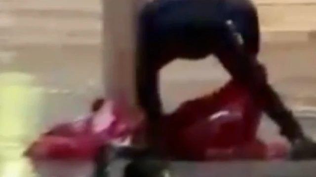 Taksim Meydanı'nda Türk bayrağını polis kaldırdı