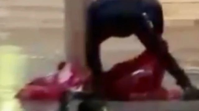 Taksim Meydanı'nda Türk bayrağını polis kaldırdı