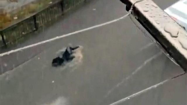 Esenyurt'ta sağanak yağışta suya kapılan kadın kurtarıldı