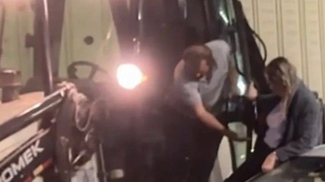 Bahçelievler'de alt geçidi su bastı, sürücü iş makinesiyle kurtarıldı