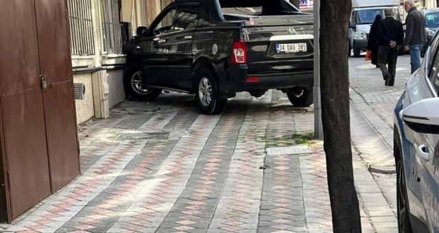 Sultangazi'de Park Halinde Kaza: Sevgili Hayatını Kaybetti