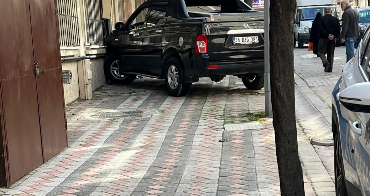 Sultangazi'de Park Halinde Kaza: Sevgili Hayatını Kaybetti