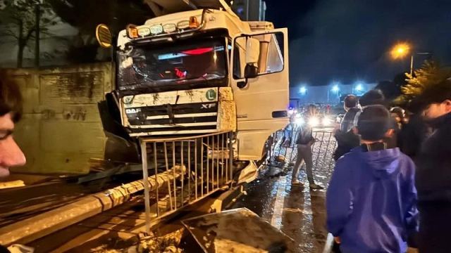 Arnavutköy'de TIR otobüs durağına daldı, yaralı yok