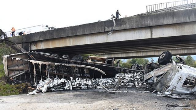 Küçükmelen Köprüsü'nde tır 15 metreden düştü, sürücü kurtuldu