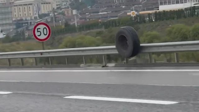 Kuzey Marmara Otoyolu'nda TIR'dan fırlayan lastik trafiği etkiledi