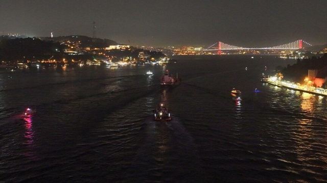 İstanbul Boğazı'nda gemi trafiği arızalı tanker sonrası açıldı