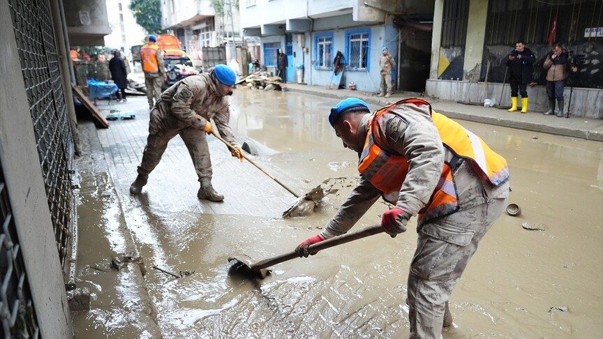 İstanbul'da Beykoz'da sağanağın izleri temizleniyor