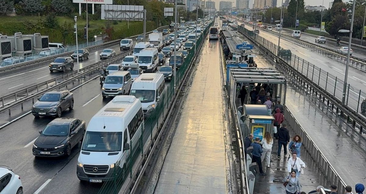 İstanbul'da trafik yoğunluğu: Ana arterlerde araçlar zor ilerliyor