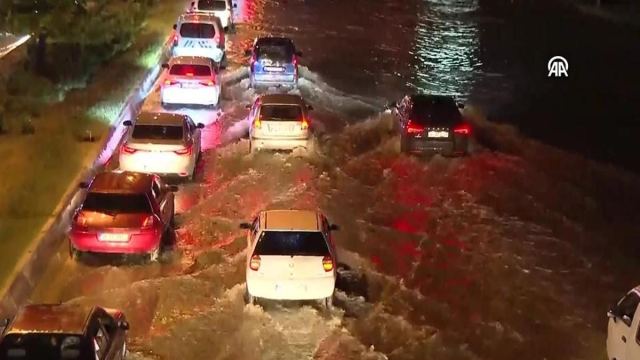 Meteoroloji, İstanbul'da yaz yağışlarının üç kat arttığını açıkladı
