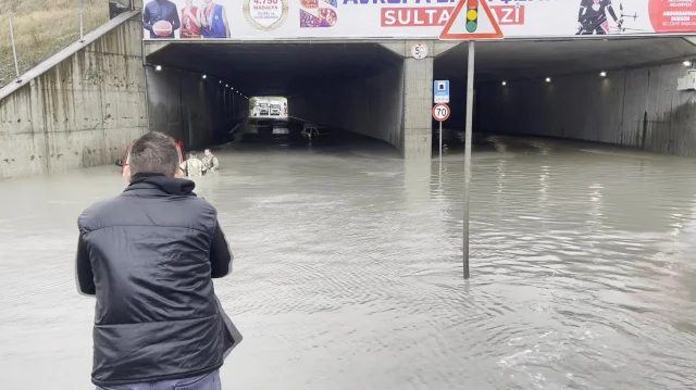 Sultangazi'de Alt Geçidi Su Bastı, Araçlar Mahsur Kaldı