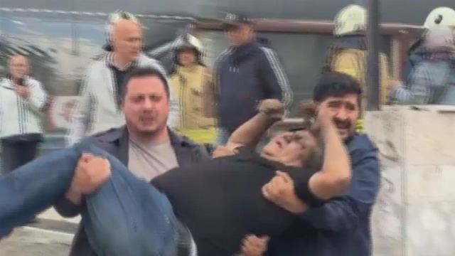 Kadıköy'de 8 Katlı Binada Yangın Çıktı, Mahsur Kalanlar Var