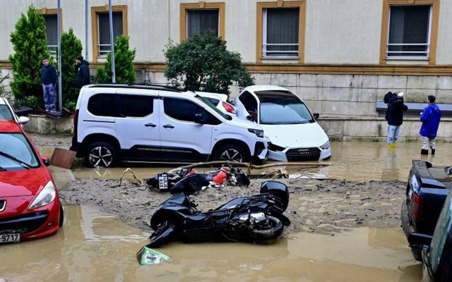 İstanbul'da Sel Altında Kurye Çalışmaları Sürdü
