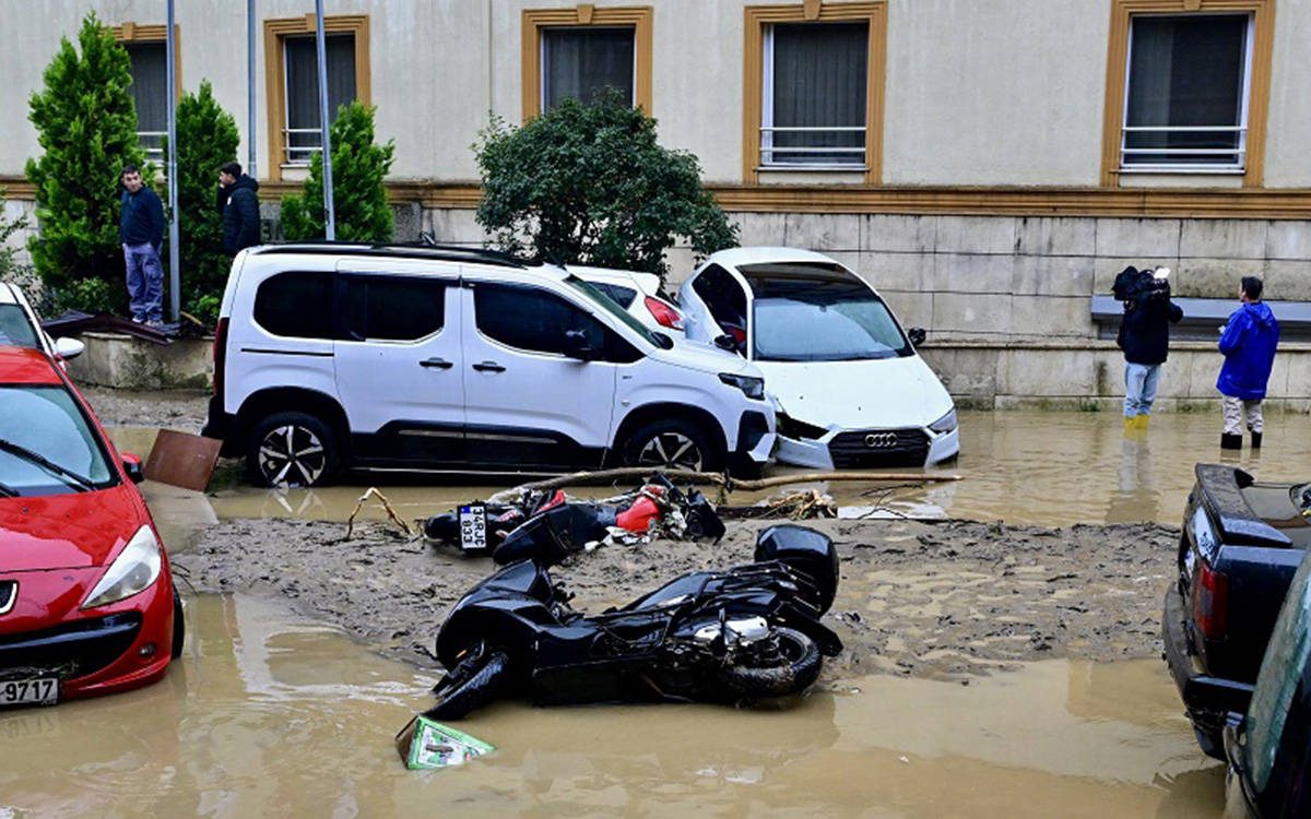 İstanbul'da Sel Altında Kurye Çalışmaları Sürdü