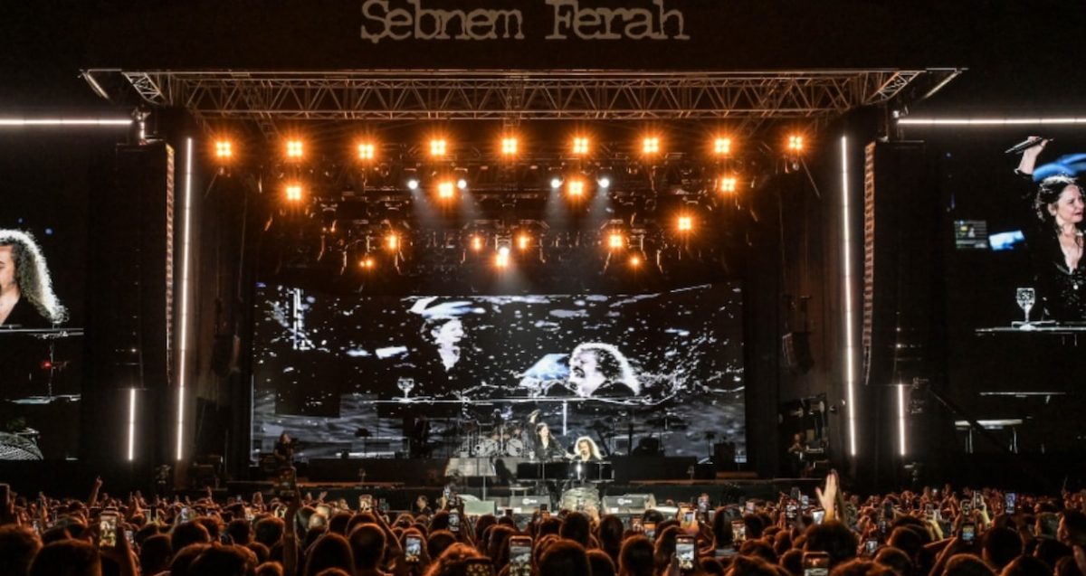 Şebnem Ferah Antalya'da 15 Bin Kişiyle Konser Verdi