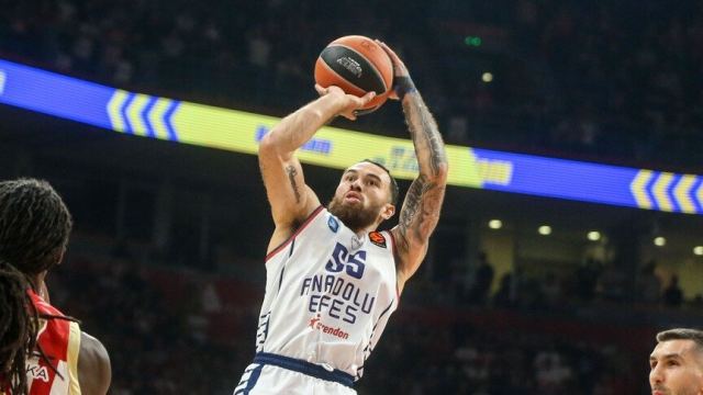 Anadolu Efes'te Mike James 7-9 ay sahalardan uzak kalacak