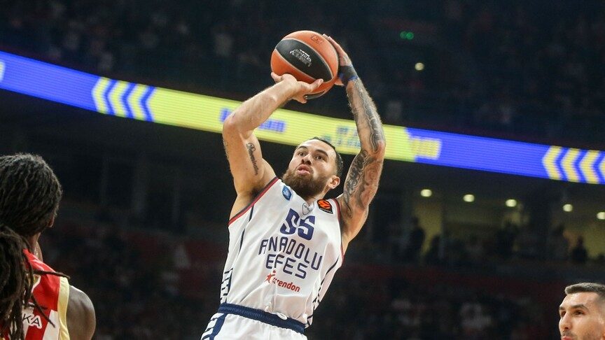 Anadolu Efes'te Mike James 7-9 ay sahalardan uzak kalacak