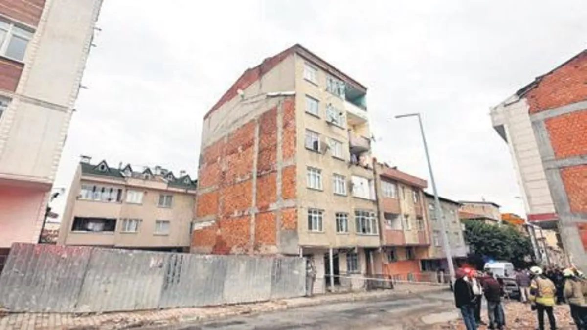 Küçükçekmece'de 7 katlı bina çatlaklar nedeniyle tahliye edildi