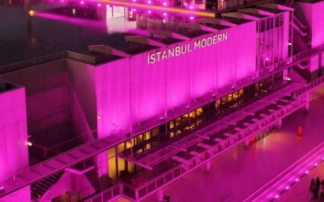 İstanbul Modern, Meme Kanseri Farkındalık Ayı'nda Pembe Işıkla Aydınlatıldı