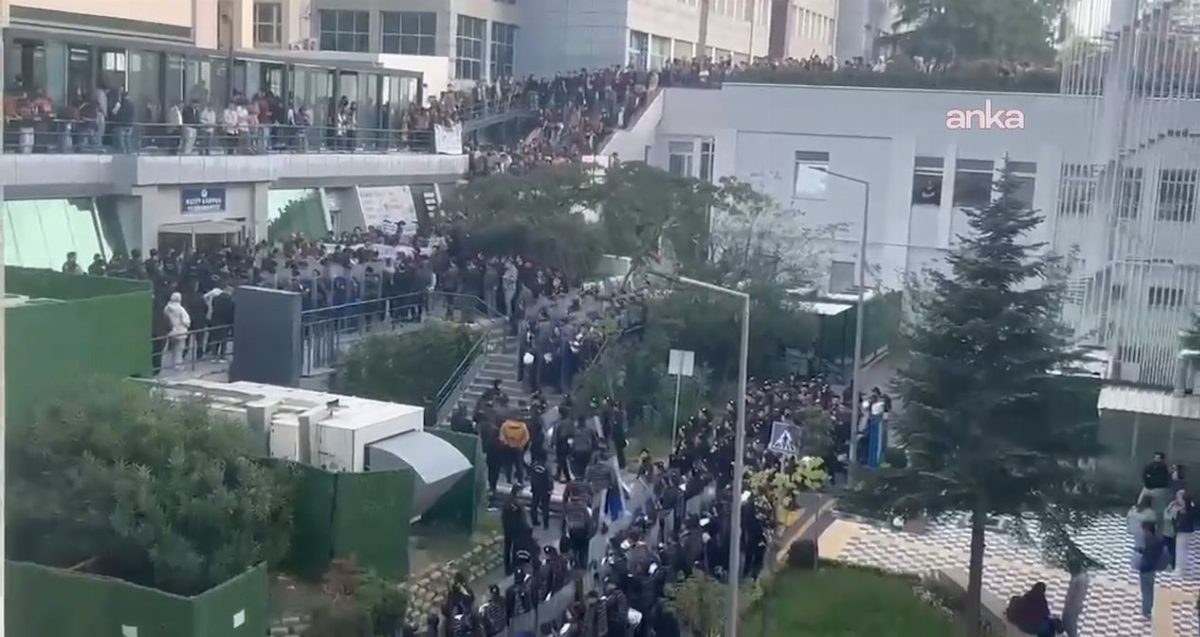 Boğaziçi Üniversitesi'nde Öğrenciler Yemek Zammını Protesto Etti