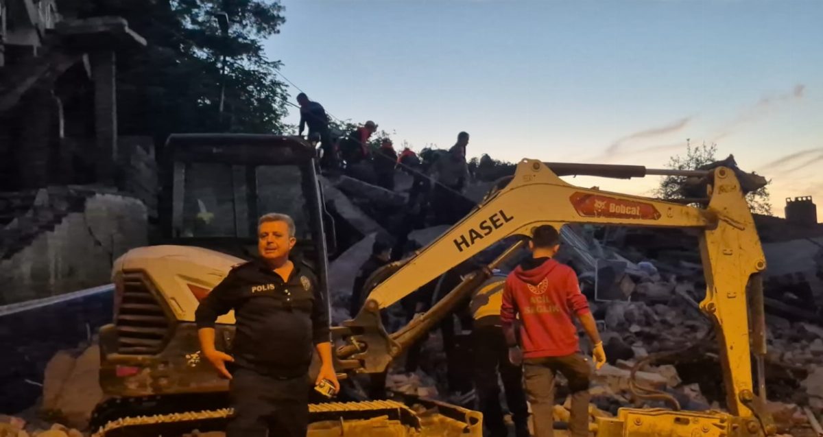 Zonguldak'ta 3 katlı bina çöktü, 2 kişiden 1'i kurtarıldı