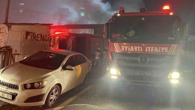 Esenyurt'ta Tekstil Atölyesinde Yangın Çıktı