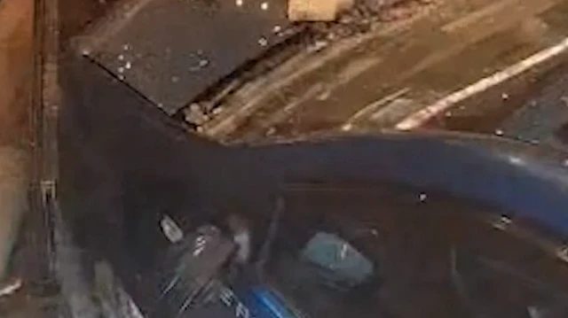 Esenyurt'ta otomobil börekçiye daldı, müşteri son anda kurtuldu