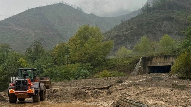 Sakarya'da sağanak yağış sonrası toprak kayması meydana geldi