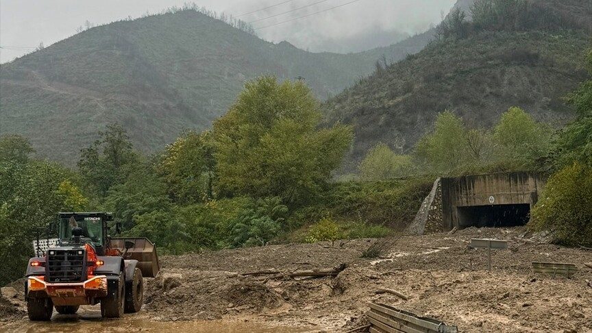 Sakarya'da sağanak yağış sonrası toprak kayması meydana geldi