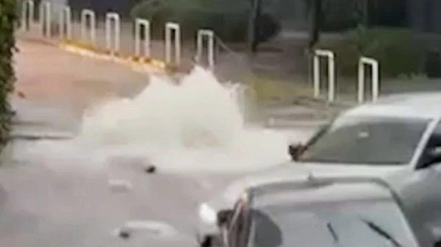 Şişli'de sağanak yağış rögarı taştı