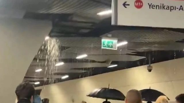 Yenibosna Metro İstasyonu'nda sağanak sonrası su baskını yaşandı