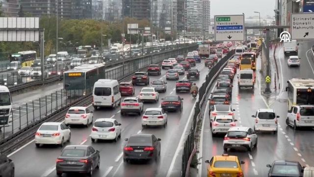 İstanbul'da sağanak yağış hayatı olumsuz etkiledi