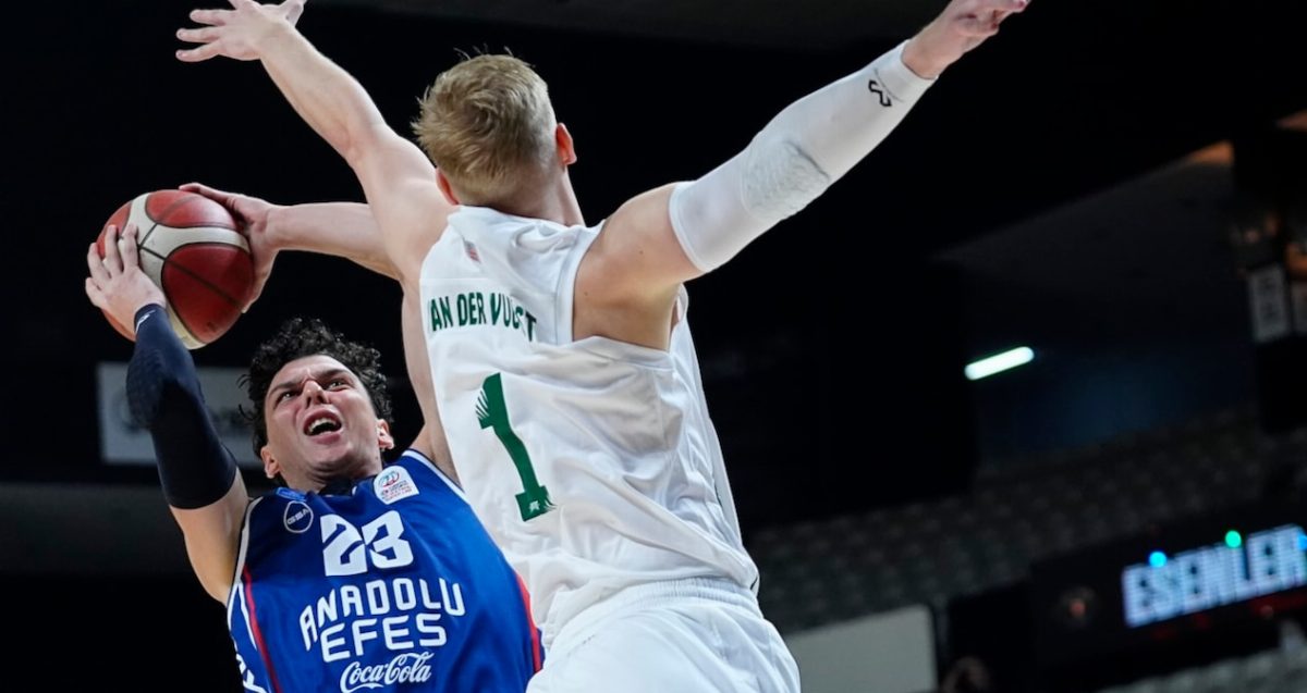Esenler Erokspor, Anadolu Efes'i Deplasmanda Yendi