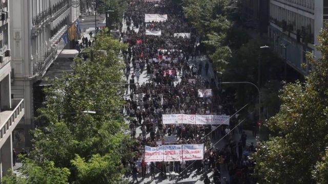Yunanistan'da Öğretmenler ve Öğrenciler Eğitim Bütçesi İçin Eylem Düzenledi
