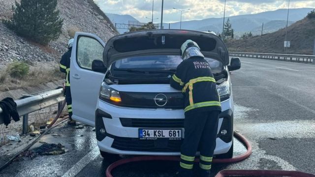 Bilecik'te Ticari Araç Yangını Kontrol Altına Alındı