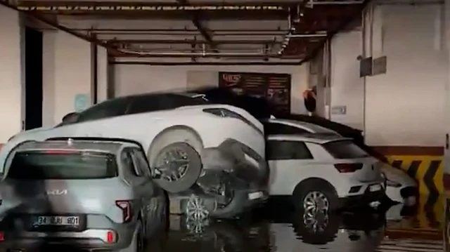 Maslak'taki lüks sitede otopark suyla doldu, araçlar zarar gördü