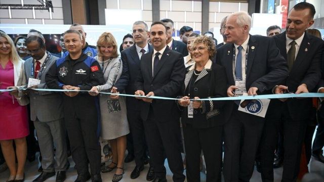 Bakan Kacır, 77. Uluslararası Uzay Kongresi'nde fuar alanını açtı