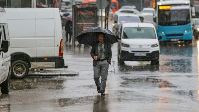 İstanbul'da Sağanak Yağış Nedeniyle Kemerburgaz Caddesi Kapandı