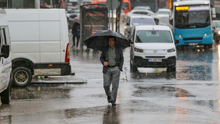 İstanbul'da Sağanak Yağış Nedeniyle Kemerburgaz Caddesi Kapandı