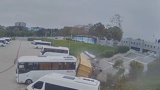 Güzeltepe'de hafriyat kamyonu İSKİ'nin bahçesine düştü