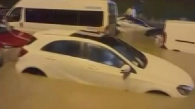 Ümraniye'de Şiddetli Yağış Nedeniyle Araçlar Mahsur Kaldı
