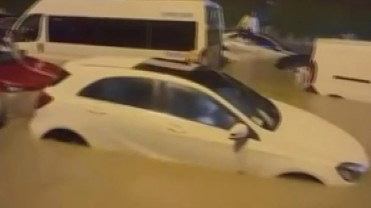 Ümraniye'de Şiddetli Yağış Nedeniyle Araçlar Mahsur Kaldı