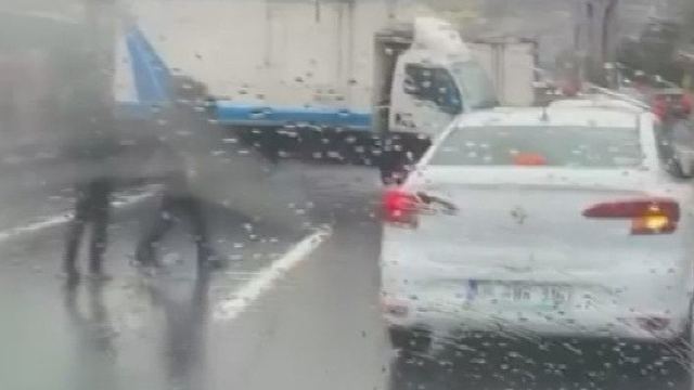Beylikdüzü'nde Kamyonet Bariyerlere Çarptı, Trafik Kilitlendi
