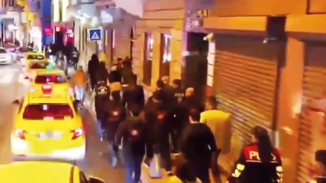 Beyoğlu'nda Turistleri Rahatsız Eden 15 Şüpheli Gözaltına Alındı