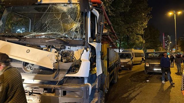 Avcılar'da Beton Pompası Kontrolden Çıktı, 7 Araç Hasar Gördü