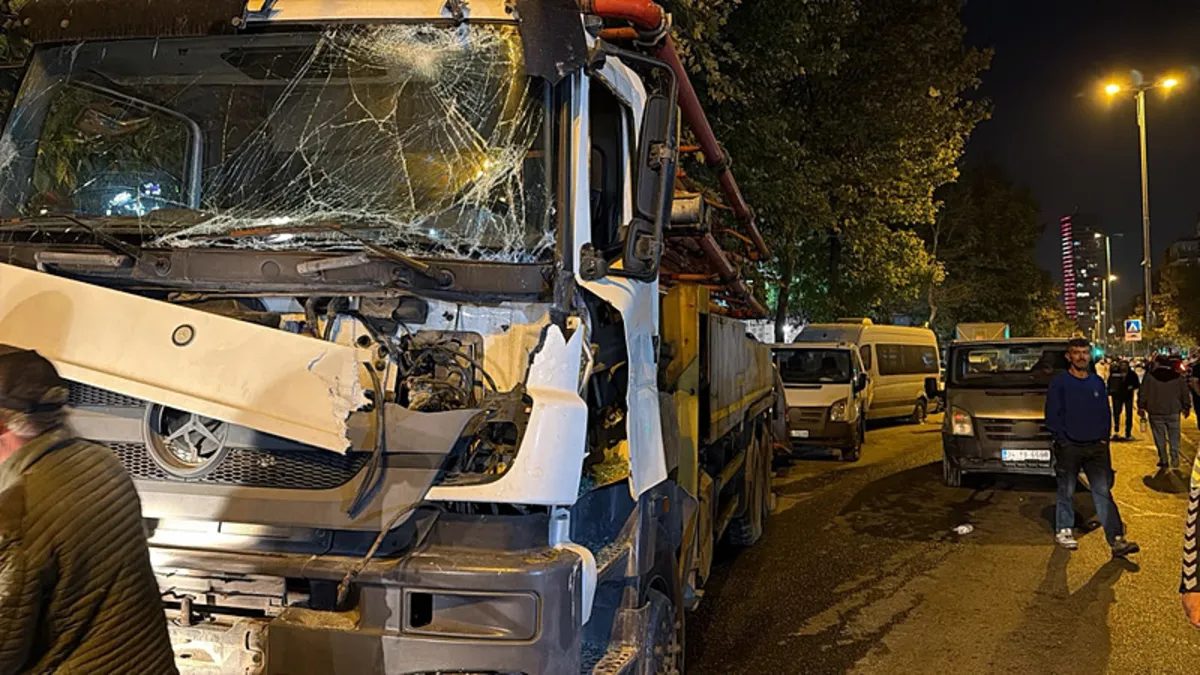 Avcılar'da Beton Pompası Kontrolden Çıktı, 7 Araç Hasar Gördü
