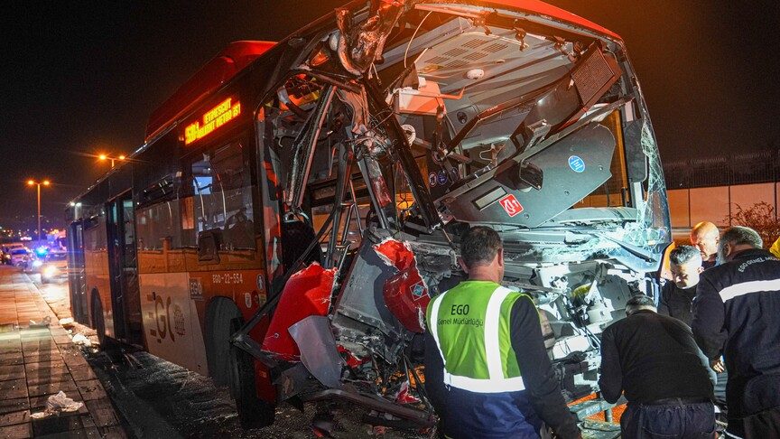 Ankara'da belediye otobüsü yaya üst geçidine çarptı, 24 yaralı