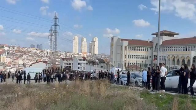 Esenyurt'ta Lisede Bıçaklı Kavga: 2 Öğrenci Yaralandı