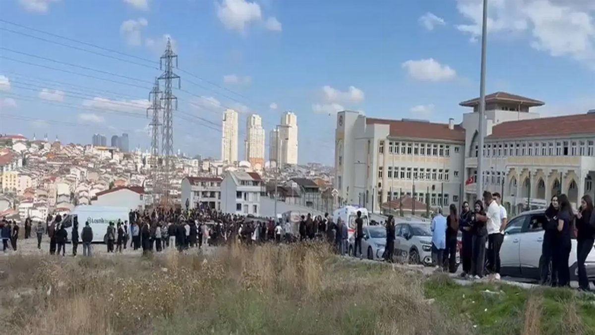 Esenyurt'ta Lisede Bıçaklı Kavga: 2 Öğrenci Yaralandı